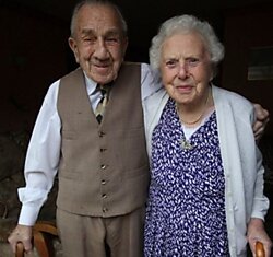 Британская пара Лайонел и Эллен Бакстон отпраздновали свою 82-ю годовщину их семейной жизни.
