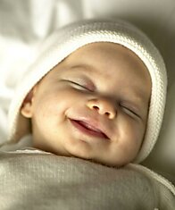 Младенцы улыбаются для того, чтобы управлять родителями!