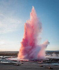 Художник Марко Эваристти покрасил один из бурлящих гейзеров Исландии.