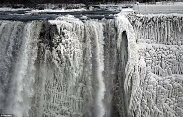 Ниагарский водопад замерз (6 фотографий)