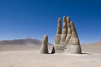 Огромная рука привлекает туристов в пустыню Атакама