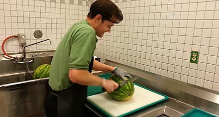 Как нарезать арбуз