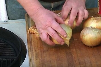 Сначала он разрезал луковицу и положил сверху ломтик бекона, а потом получил феноменальное блюдо!