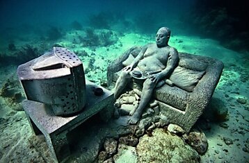 Скульптура мужчины в реальную величину на дне океана.