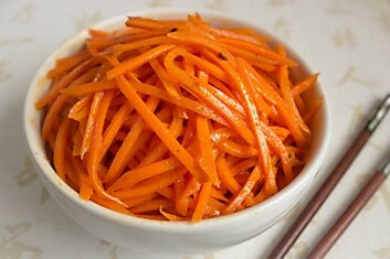 Морковь по-корейски в необъятных тазиках, рецепт из рук продавщицы на рынке