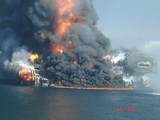 Пожар на нефтедобывающей вышке Deepwater Horizon.