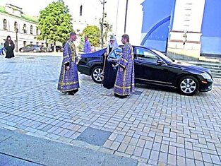 На каких элитных авто разъезжают по «Божьим делам» украинские святые отцы