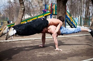 Движение Ghetto workout - уличные качки (29 фотографий)