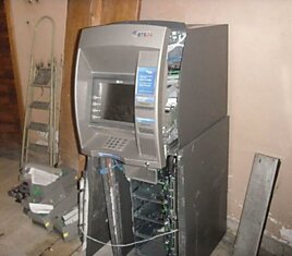 Вскрытый банкомат  (7 фото)