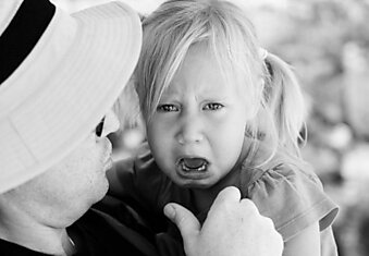 Как отучить ребенка хныкать