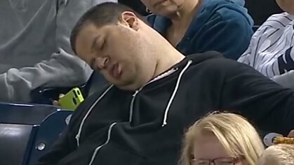 Болельщик, заснувший во время бейсбольного матча,  требует $10 000 000 миллионов