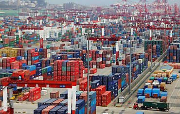 Контейнеры для морских грузовых перевозок в порту Циндао, Китай.