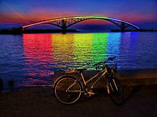 Rainbow Bridge – световая инсталляция, преобразившая город