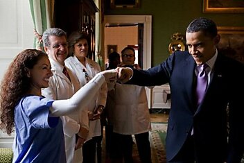 Обама "подает кулак"