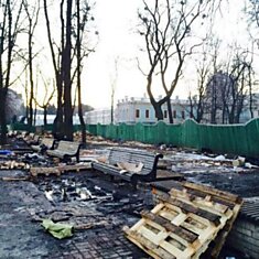 Во что превратился Мариинский парк в Киеве после митинга