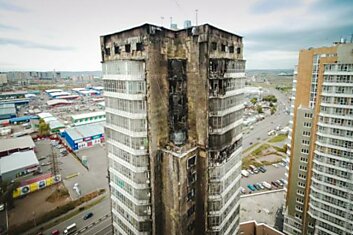 В Красноярске полностью выгорел фасад жилого комплекса «Новая высота».