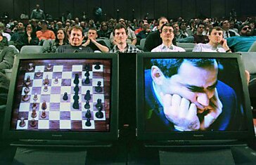 Гарри Каспаров проиграл суперкомпьютеру Deep Blue в шахматы из-за компьютерного сбоя