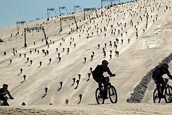 Спуск велогонщиков с горы Mountain of Hell (Альпы).