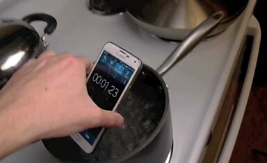 Samsung Galaxy S5 поместили в кипящую воду на несколько минут