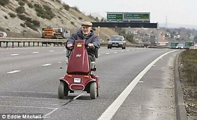 90-летний старичок на автостраде