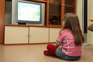 Как отлучить ребенка от телевизора