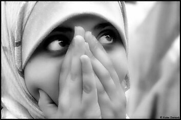 Мусульманские женщины не могут здаваять громкие звуки