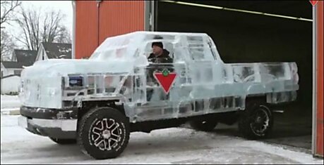 Канадский грузовик изо льда