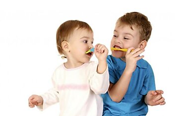 Как чистить зубы детям?