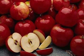 Массаж яблоками для красивой кожи.