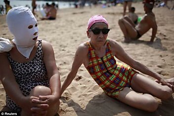 Китаянки носят на пляже маски
