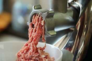 Чтобы ничего не наматывалось на мясорубку, когда перекручиваете мясо с прожилками, добавьте каплю подсолнечного масла