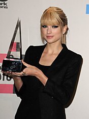 Тейлор Свифт (Taylor Swift) на церемонии вручения премий «American Music Awards - 2010»