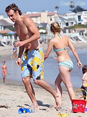 Kristen Bell на пляже (7 фото)