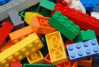 Первый  конструктор Lego без пластика