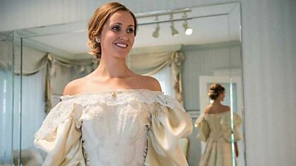 Женщины 120 лет передавали по наследству это свадебное платье… Она надела его и пришла в ужас!