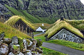 Травяные крыши домов нв Фарерских островах, Дания