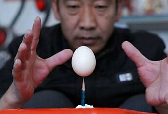 Китаец Цую Юго способен удерживать яйцо на кончике иглы