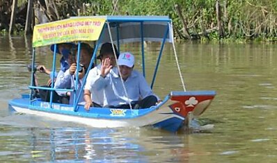 Вьетнамские фермеры сделали лодку на солнечных батареях