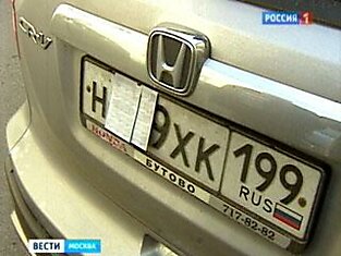 Эвакуируют автомобили с "закрытыми" номерами.