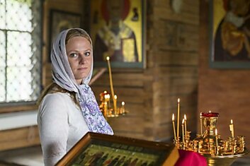 Почему верующие в православных храмах стоят всю службу, а в католических можно присесть