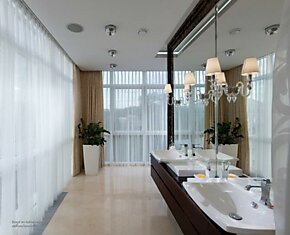 Ванная комната с панорамным остеклением.