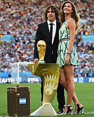 Жизель Бундхен представила золотой кубок во время церемонии закрытия Чемпионата мира по футболу в Бразилии