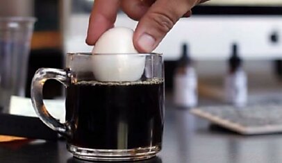 Это случится, если окунуть яйцо в чашку с кофе! Мало кто знает удивительный прием…