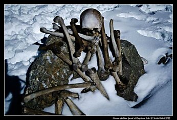 Озеро скелетов Роопкунд в Индии (9 фотографий)