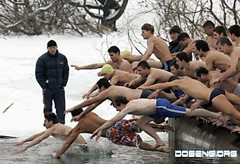 Рождественская традиция: ныряние за крестом (9 фото)