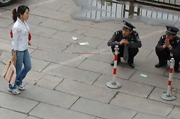 Китайские полицейские доблестно следят за порядком на улицах