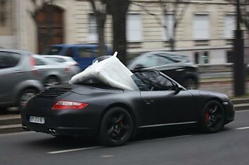 На улицах города ездил тюннингованый Porsche с диваном наверху :)