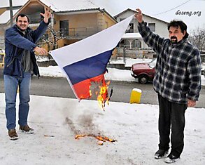 Замерзающие сербы сожгли российский флаг