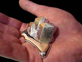 Галлий – редкий метал, который тает в руках (7 фотографий)