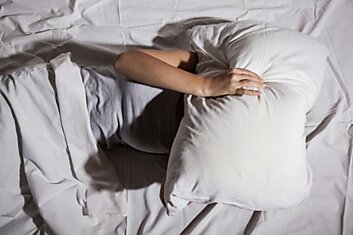 Вместо того чтобы ворочаться в постели до утра, попробуй этот трюк, ты уснешь за 2 минуты